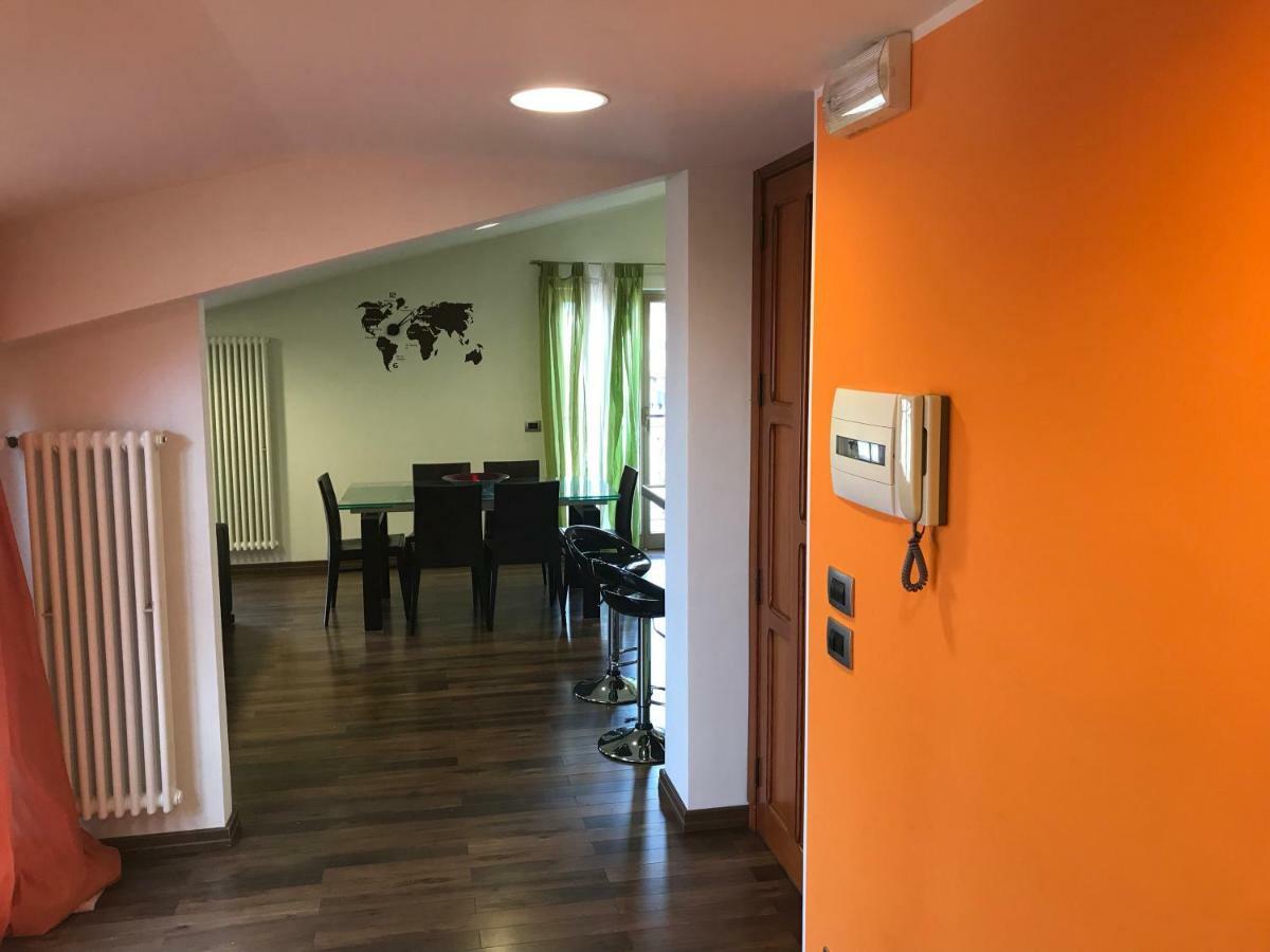 Mansarda A Pochi Passi Dal Mare Apartment Броло Екстериор снимка